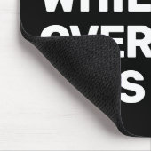 Hang an, während ich überdenke, dieses Schwarz-Wei Mousepad (Ecke)