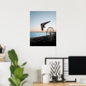 Hang Glider Soaring Over Coastal Ferris Wheel Poster (Heimbüro)