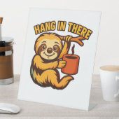 Hang in there baby sloth Classic T-Shirt Sockelschild (In Situ)