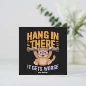 Hang In There It Gets Worse Cute Funny Cat Meme  Einladung (Stehend Vorderseite)