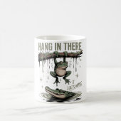Hang In There It Gets Worse – Funny Frog & Crocodi Kaffeetasse (Mittel)