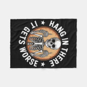 Hang In There It Gets Worse Skeleton Humor 4 Fleecedecke (Vorderseite (Horizontal))