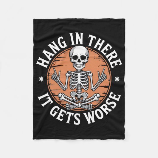 Hang In There It Gets Worse Skeleton Humor Fleecedecke (Vorderseite)