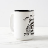 Hang on Lass Überdenken Sie diese lustige Raccoon Zweifarbige Tasse (Vorderseite Links)