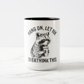 Hang on Lass Überdenken Sie diese lustige Raccoon Zweifarbige Tasse (Mittel)