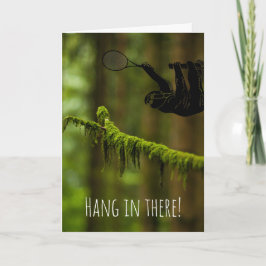 Hang rein! Sloth Tennis Player im Regenwald Karte
