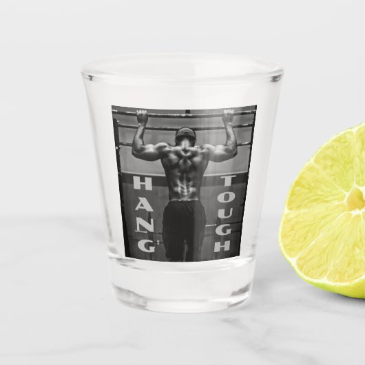 Hang Tough Muscle Man Workout Gym Schnapsglas (Vorderseite)