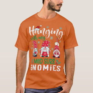 Hänge mit meinen Med-Chir-Gnomies-Nurse-Weihnachts T-Shirt