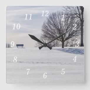 Hängebahn auf schneebedeckter Hügelkuppe Quadratische Wanduhr