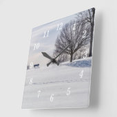 Hängebahn auf schneebedeckter Hügelkuppe Quadratische Wanduhr (Winkel)