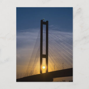 Hängebrücke bei Sonnenaufgang gegen eine farbenfro Feiertagspostkarte