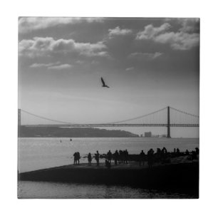 Hängebrücke in Lissabon Schwarz-Weiß-Foto Fliese