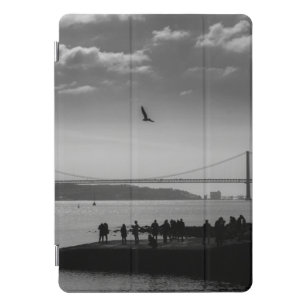 Hängebrücke in Lissabon Schwarz-Weiß-Foto iPad Pro Cover