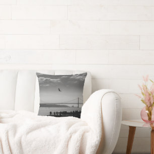 Hängebrücke in Lissabon Schwarz-Weiß-Foto Kissen