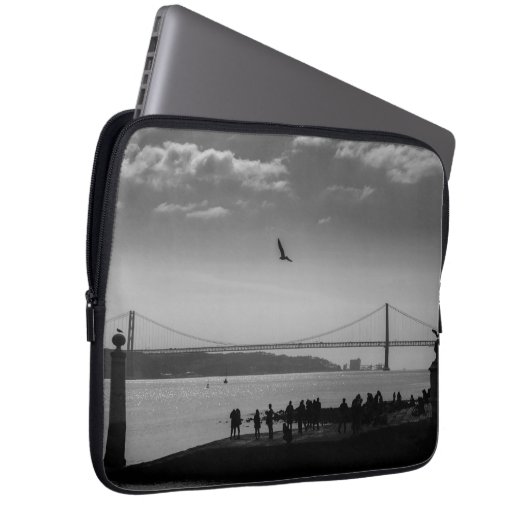 Hängebrücke in Lissabon Schwarz-Weiß-Foto Laptopschutzhülle (Vorne Rechts)