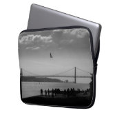 Hängebrücke in Lissabon Schwarz-Weiß-Foto Laptopschutzhülle (Vorderseite Links)