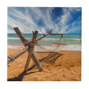 Hängematte auf einem tropischen Strandurlaubsort Fliese