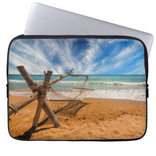 Hängematte auf einem tropischen Strandurlaubsort Laptopschutzhülle