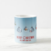 Hängende Christbaumkugeln Frohe Weihnachten Tasse (Mittel)