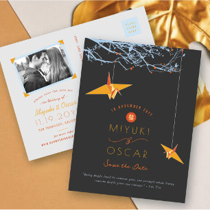 Hängende orange Origami-Papierkrane Save The Date Ankündigungspostkarte