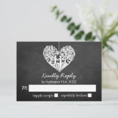 Hangherz Tree Chalkboard Wedding RSVP Karte (Stehend Vorderseite)