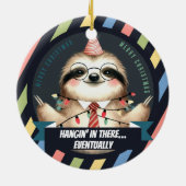 Hangin’ in There.. Schließlich - Weihnachten am Bü Keramik Ornament (Hinten)