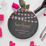 Hanging Liebe Herz Kleine Sweetheart Baby Dusche Pappteller<br><div class="desc">Feiern Sie stilvoll mit diesen unterhaltsamen und modernen Baby-Dusche-Papier-Tellern. Das Design ist leicht mit Ihrer eigenen Formulierung zu personalisieren und Ihre Familie und Freunde werden begeistert sein,  wenn sie diese fabelhaften Teller sehen. Entsprechende Party-Elemente finden Sie in der Auflistung.</div>