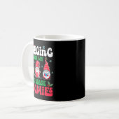 Hanging With My 1st Grade Gnome Christmas Funny Te Kaffeetasse (Vorderseite Links)