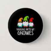 Hanging With My Gnomies Funny Garden Gnome Button (Vorderseite)