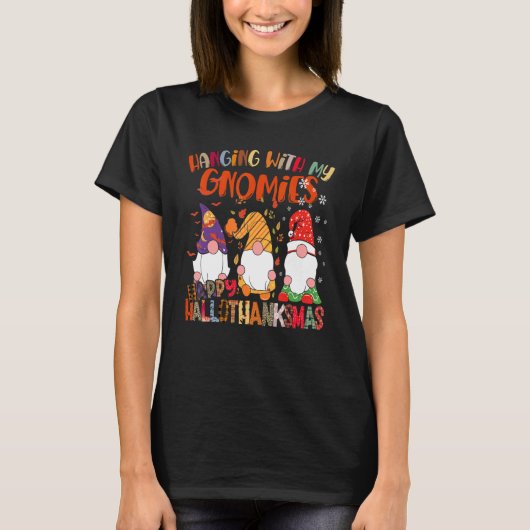 Hanging With My Gnomies Happy Hallothanksmas Gnome T-Shirt (Vorderseite)