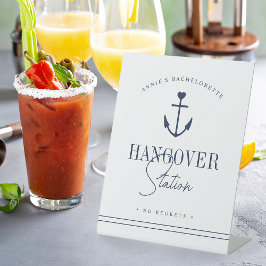 Hangover-Station für personalisierte Junggeselinne Sockelschild