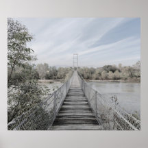 Hängte Brücke über den Fluss