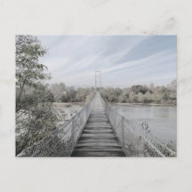 Hängte Brücke über den Fluss