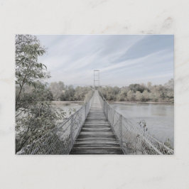 Hängte Brücke über den Fluss Postkarte