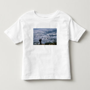 Hani-Mädchen trägt Korb mit Reisterrasse, Kleinkind T-shirt