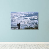 Hani mit Korb und Reisterrasse, Leinwanddruck (Insitu (Holzboden))