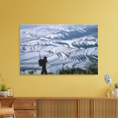 Hani mit Korb und Reisterrasse, Leinwanddruck (Insitu (Wohnzimmer))