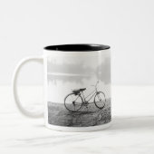 Hanoi Vietnam, Bicycle & Bay Mau Lake Lenin Park Zweifarbige Tasse (Links)