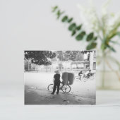 Hanoi Vietnam, Bicyle Delivery Woman (NR) Postkarte (Stehend Vorderseite)