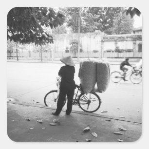 Hanoi Vietnam, Bicyle Delivery Woman (NR) Quadratischer Aufkleber