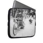 Hanoi Vietnam, Cyclo in Old Hanoi Laptopschutzhülle (Vorne Rechts)