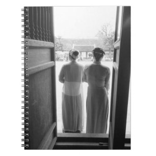 Hanoi Vietnam, Frauen in traditionellem Kleidertem Notizblock