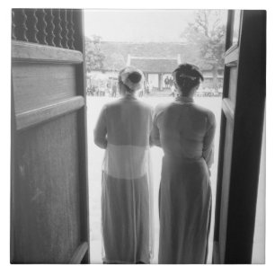 Hanoi Vietnam, Frauen in traditioneller Kleidung T Fliese