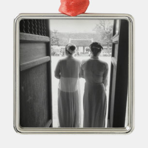 Hanoi Vietnam, Frauen in traditioneller Kleidung T Ornament Aus Metall