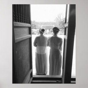 Hanoi Vietnam, Frauen in traditioneller Kleidung T Poster
