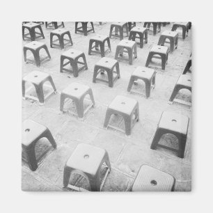 Hanoi Vietnam, Plastikstühle am Tempel Magnet