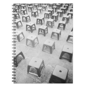 Hanoi Vietnam, Plastikstühle am Tempel Notizblock