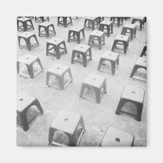 Hanoi Vietnam, Plastikstühle im Tempel der Magnet (Vorne)