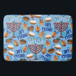 Hanukiahs, Menorahs und Candles Muster Badematte<br><div class="desc">Geben Sie Ihren Füßen eine süße Leckerei,  indem Sie aus der Wanne steigen und auf einem Hanukiahs,  Menorahs und Candles Pattern bathmat landen! Dieser Bademantel aus üppig weichem Schaumstoff aus dem Gedächtnis trägt Ihre Füße und hilft Ihnen,  sich beim Austrocknen gut zu fühlen und sich auf den Tag vorzubereiten.</div>