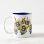 Hanukka Dreidel-Tasse Zweifarbige Tasse<br><div class="desc">Gönnen Sie sich oder dem Spinner in Ihrem Leben ein wunderbares Wintergeschenk. Feiern Sie den Hanukkah-Urlaub mit diesen farbenfrohen dreiköstlichen Klängen,  die sich in einem spielerischen Jumble drehen.</div>
